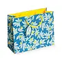 Mittelgroße Geschenktüte im Querformat mit blauem Blattmuster