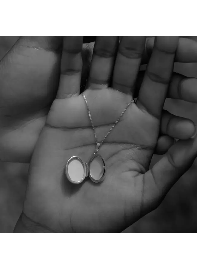 Ожерелье с овальным гравированным медальоном