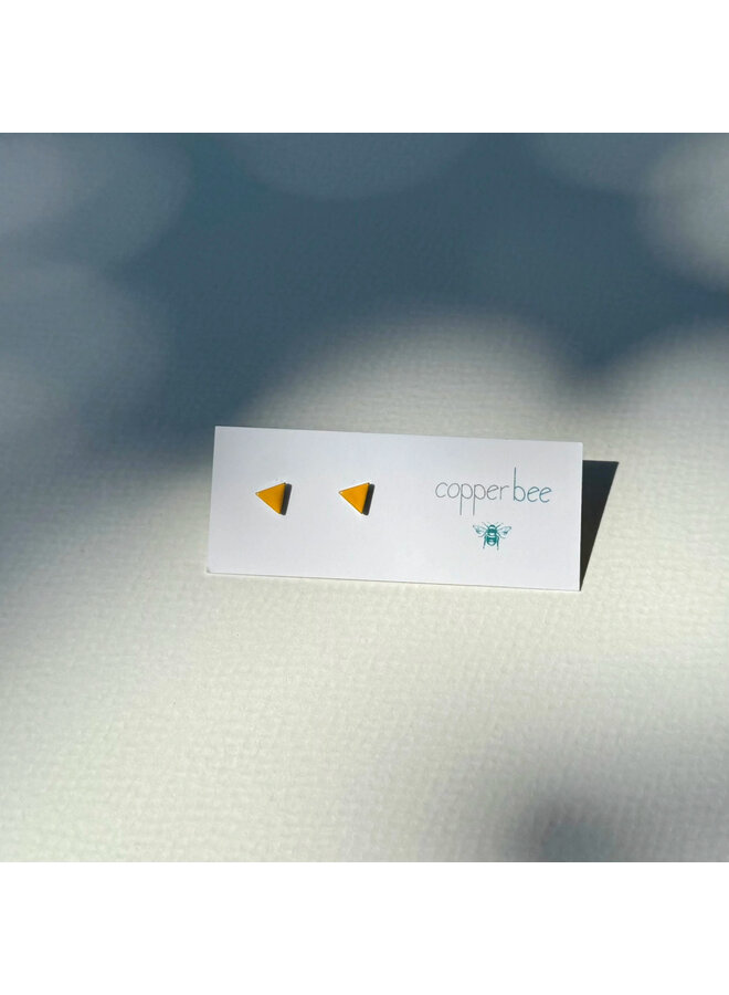 Mini clou d'oreille en émail jaune doré triangulaire 01