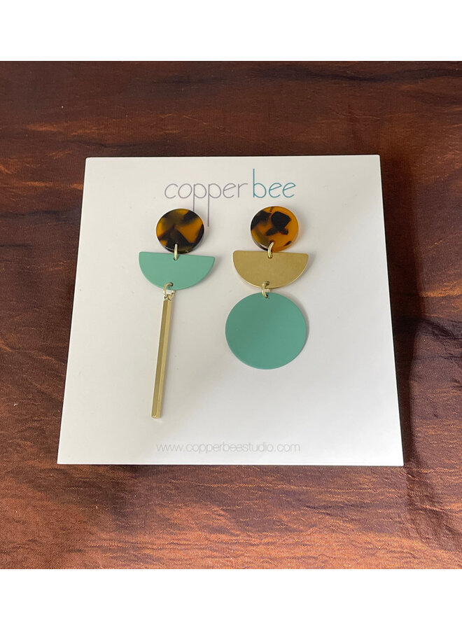 Mismatch-uttalande med sköldpaddsformade örhängen 43