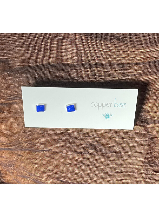 Mini clou d'oreille carré en émail bleu foncé 04