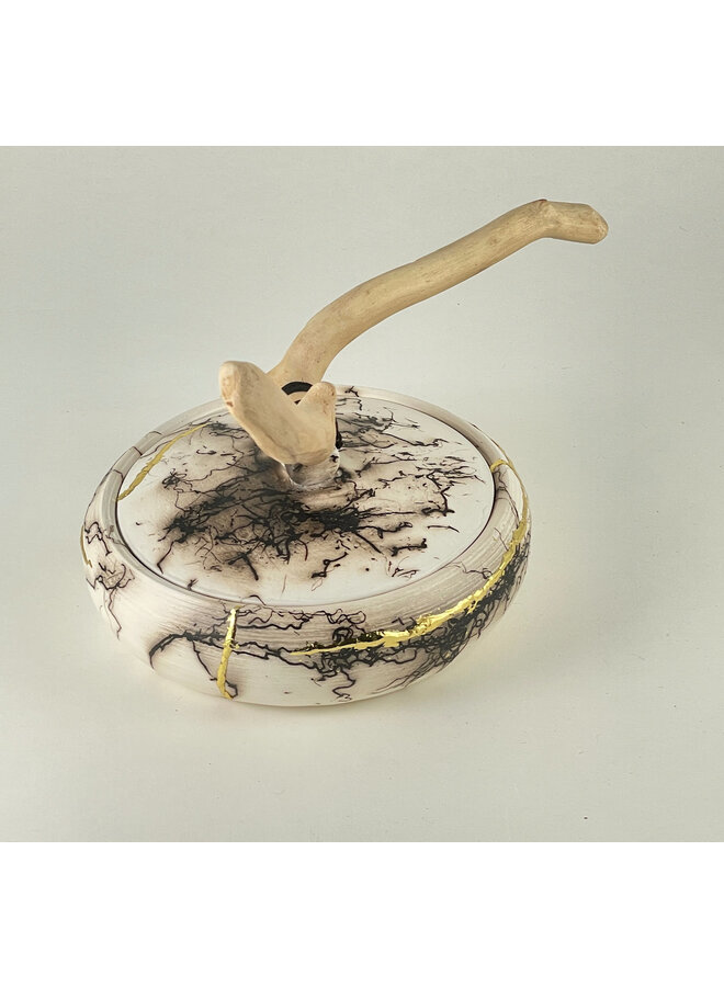 Keramikgefäß mit Deckel und Holz 08