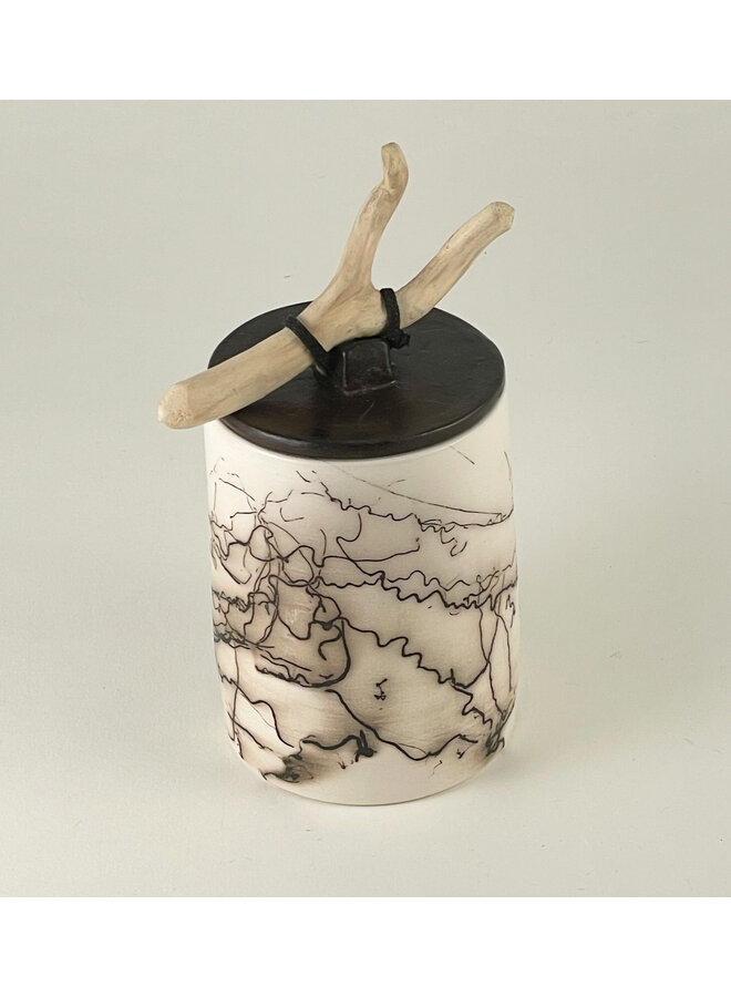 Keramikgefäß mit Deckel und Holz 02