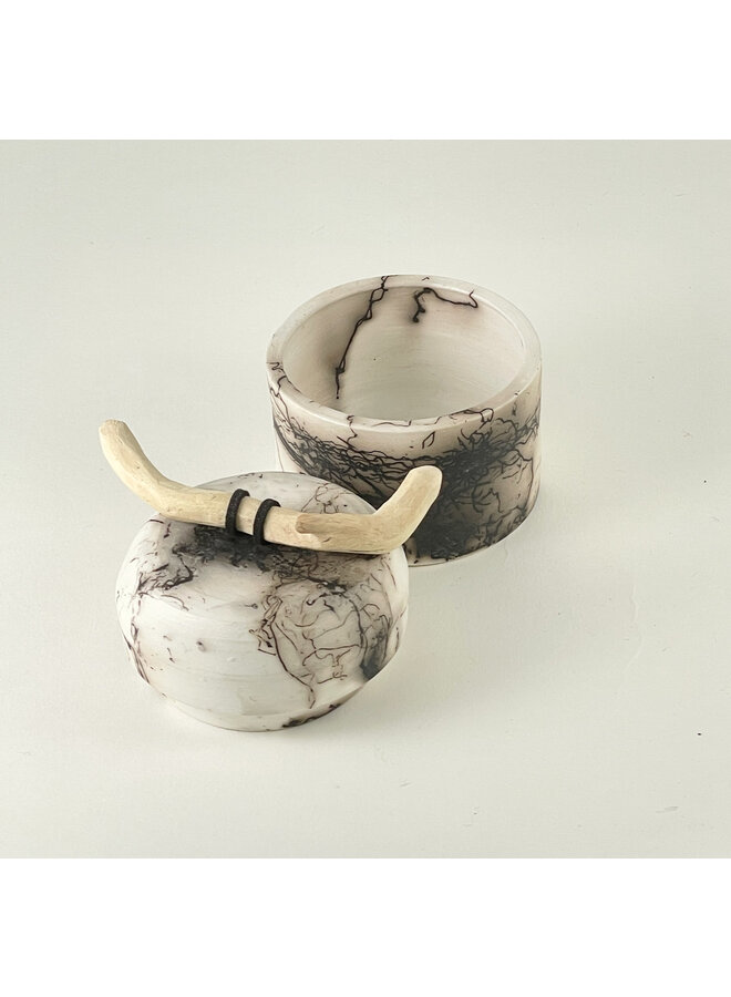 Keramikgefäß mit Deckel und Holz 05