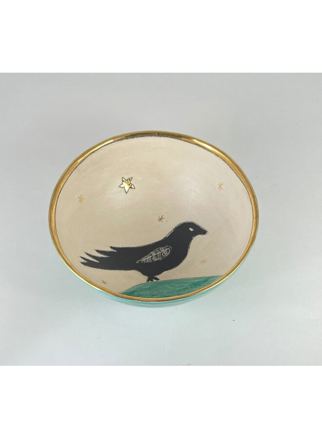 Cuenco pequeño de cerámica con un cuervo en una colina azul y estrellas doradas