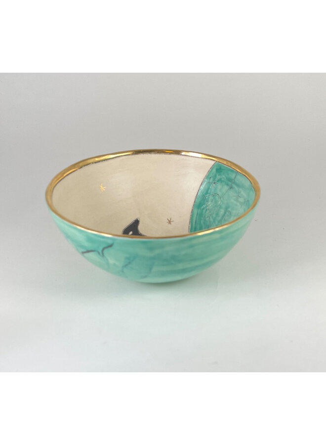 Korp på en blå kulle med guldstjärnor liten keramisk skål