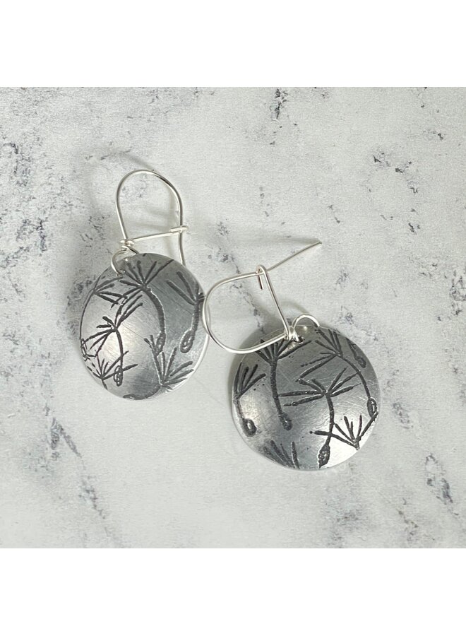 Pendientes de aluminio grabados con forma de cúpula de semillas 148