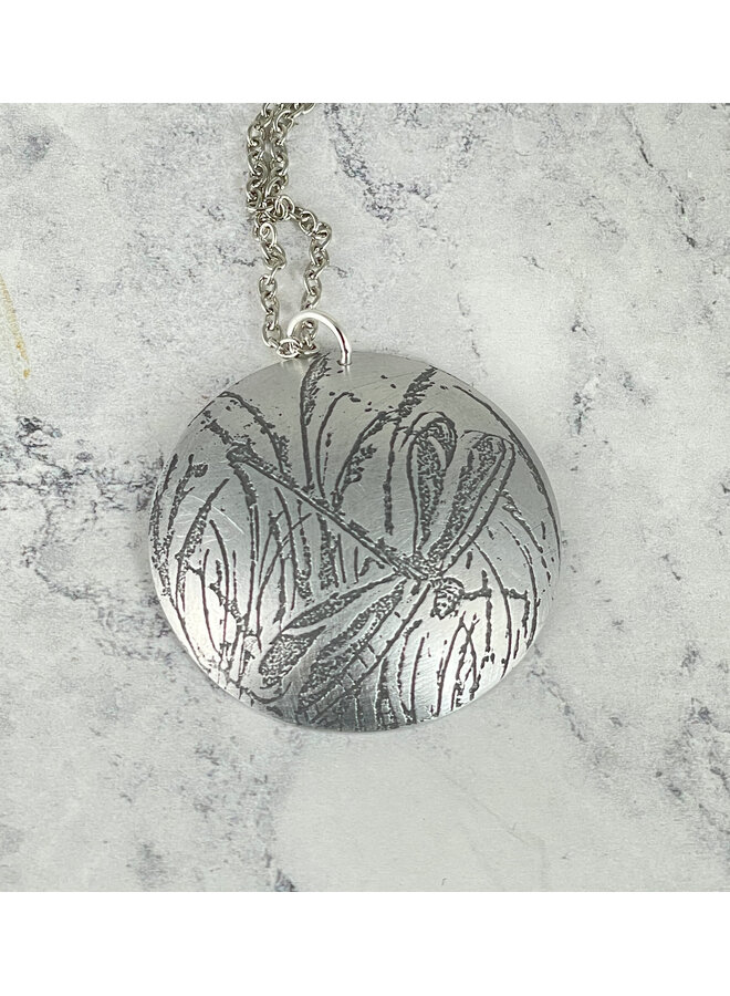 Libellen-Kuppel-Anhänger aus geätztem Aluminium 164