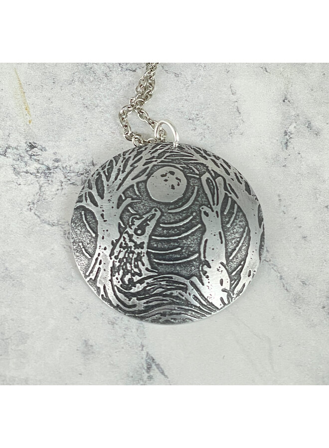 Алюминиевый кулон с гравировкой «Заяц и барсук с лунным куполом» 162