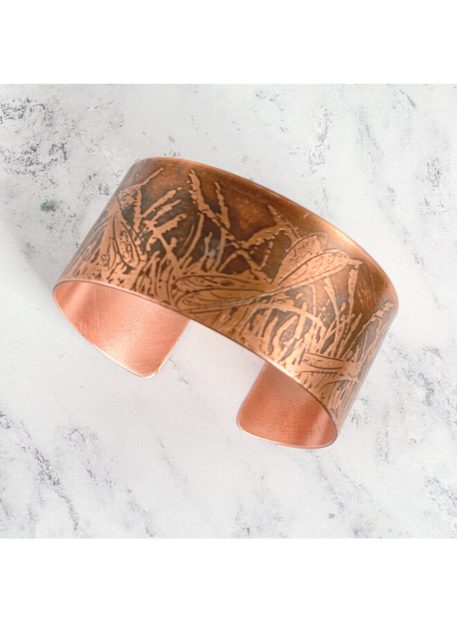 Brazalete de cobre grabado con libélula 183