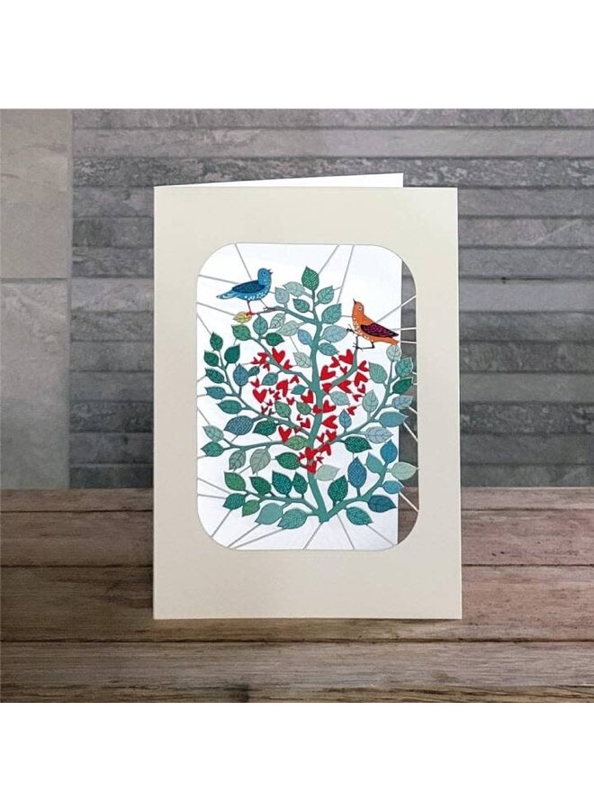 Tarjeta cortada a láser con dos pájaros en un árbol y corazones.