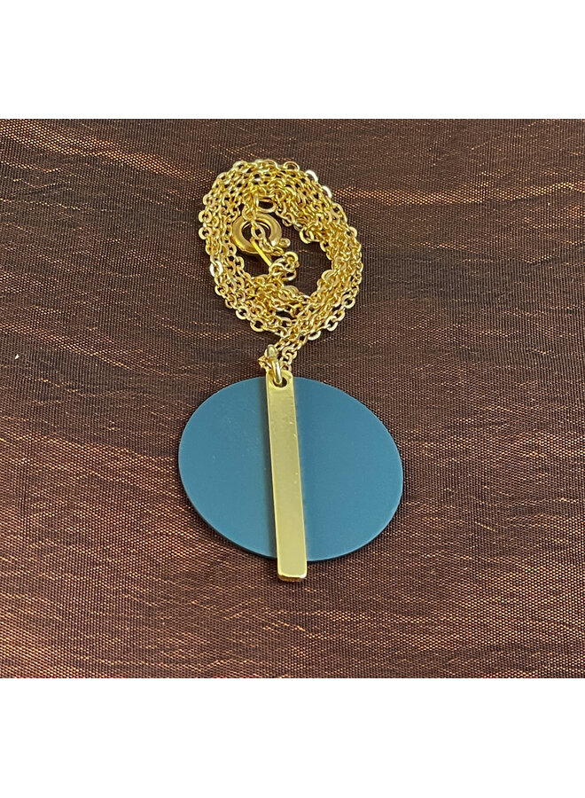 Collier couleur marine avec barrette dorée sur disque 68