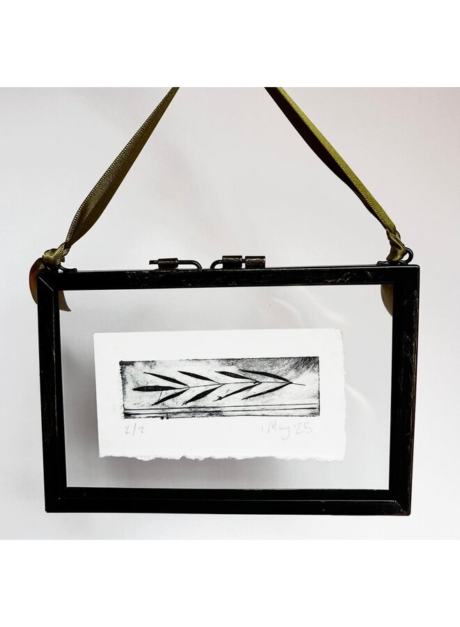 Blattförmige Kaltnadelradierung im hängenden Glasrahmen 2/2