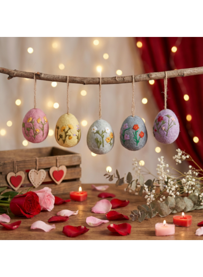 Huevo de Pascua grande con flores rosas, decoración colgante de fieltro, 49