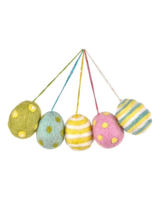 Gröna & vita prickar liten påskäggsfilthängande dekoration 48
