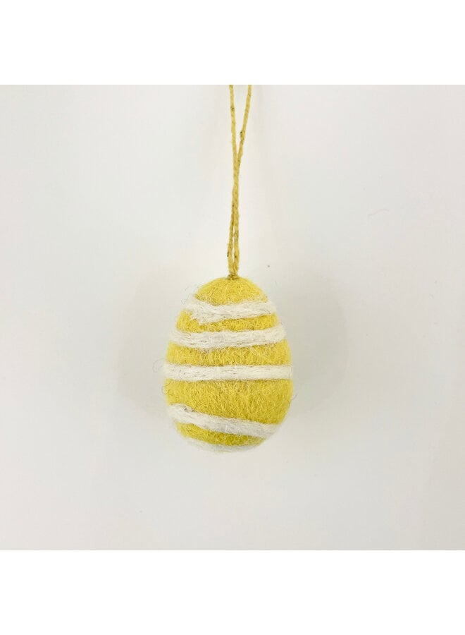 Gelb-weiß gestreiftes kleines Osterei aus Filz zum Aufhängen 61