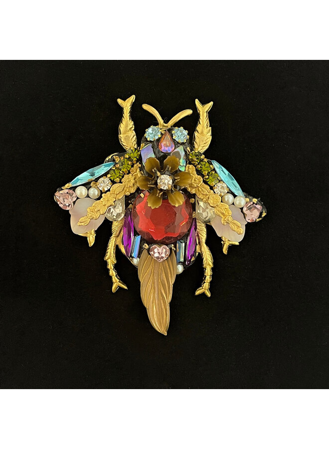 Broche grande con centro rojo de abeja 660