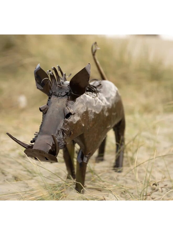 Warzenschwein-Gartenkunst aus Recyclingmaterial 09