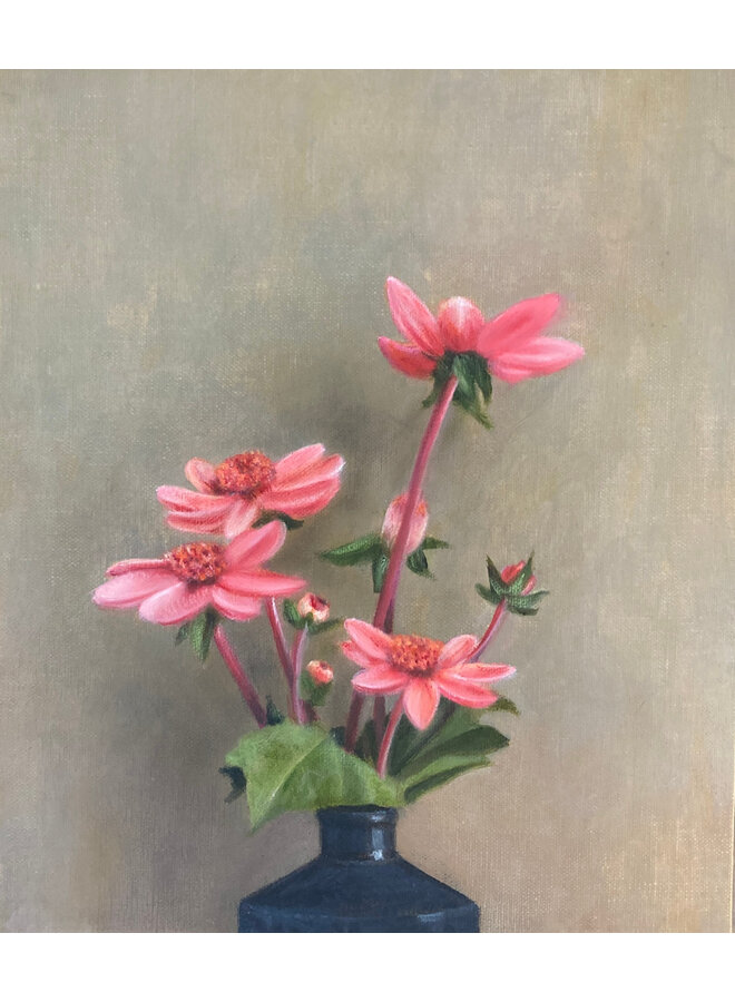 Des dahlias dans une bouteille de gin