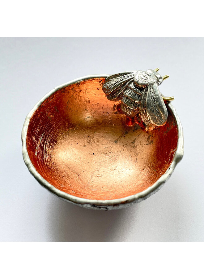 Schmuckschale aus gegossenem Zinn mit Bienenmotiv in Roségold 21