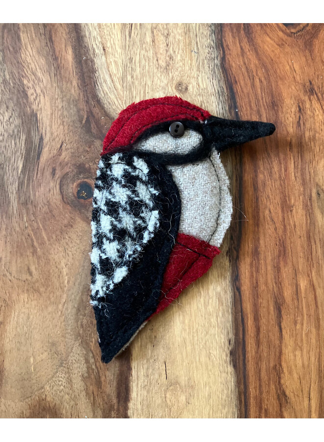 Filzbrosche mit Buntspechtmotiv 19