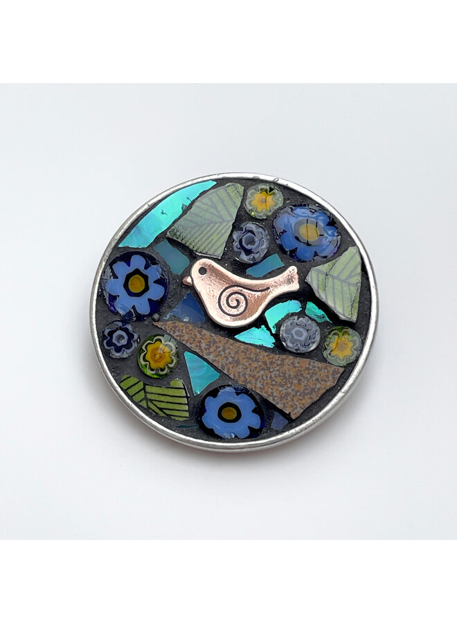 Broche ronde en mosaïque représentant un oiseau et des fleurs bleues, référence 53
