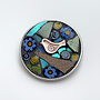 Rund mosaikbrosch med fågel och blå blommor 53