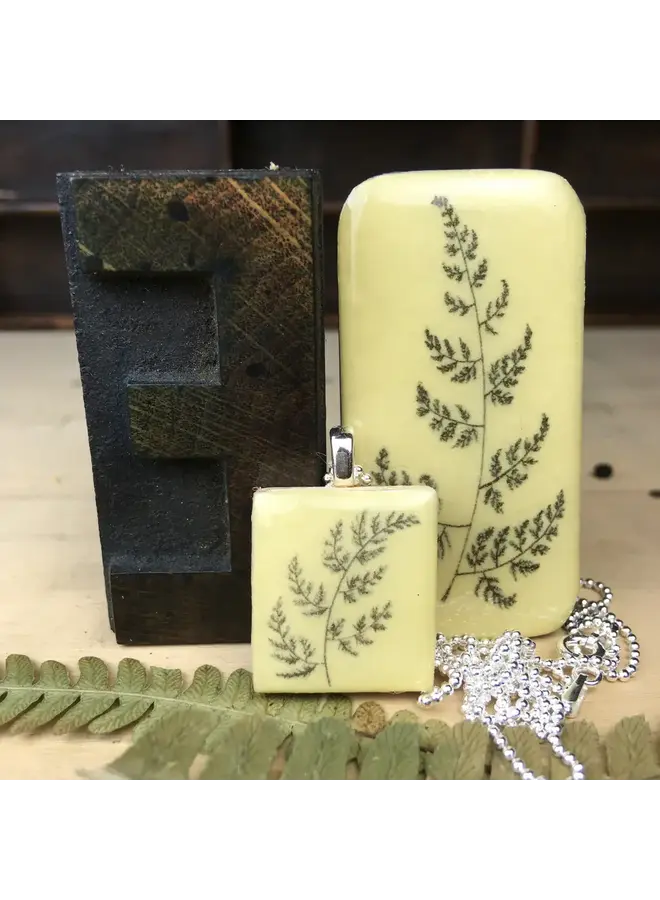 Pendentif en tuile Scrabble Fougère I et Tiny Tin 93