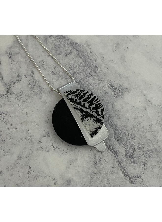 Miro Black / White contrast necklace 212