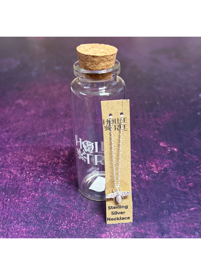 Biene an silberner Halskette in einer Flasche 48