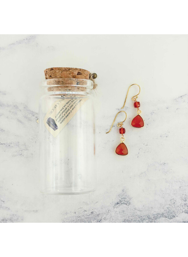 Boucles d'oreilles pendantes en cornaline et or 01