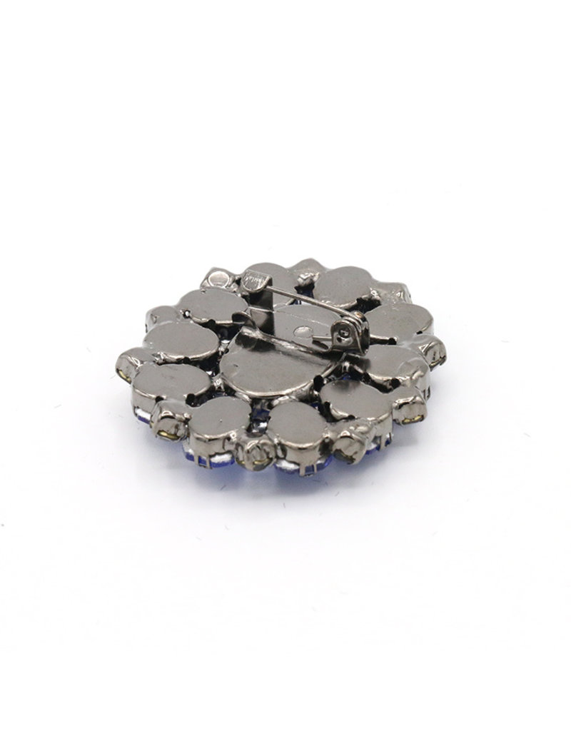 Brooch around blue / black stones