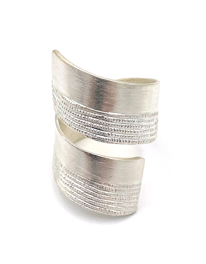 importeren Wiegen Ontwikkelen Ring gedraaid breed met reliëf zilver - Juwelen Blauw Diest