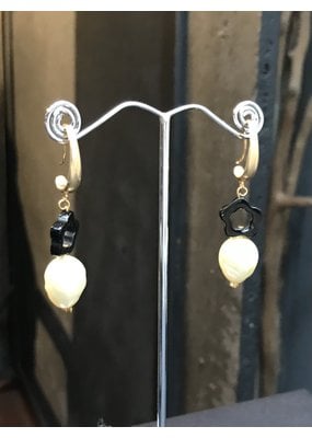 Liami Fotini Pendant earrings with pearl and black flower