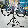 Songmics | Sterke Fiets montagestandaard met gereedschapsbakje | 360°  Draaibare / Verstelbare reparatie standaard | Universele fietsstandaard | Lichtgewicht en eenvoudig draagbaar.