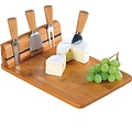 Kesper FSC® Houten Bamboe Kaasplank + 4 messen | Magnetische eenvoudig je messen ophangen aan deze kaasplank | 5-delige kaasplank set |Kaas Plank |  Afm 30 x 20 x 8 Cm.