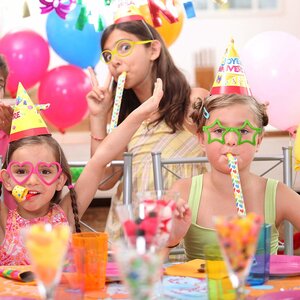 Henbrandt Uitdeelcadeautjes - Kinder Fun / Feest Brillen in Traktatiebox | Traktatie Feestbrillen (26 Stuks)