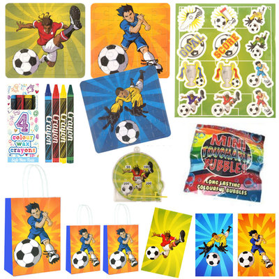 Decopatent 10 STUKS | LUXE VOETBAL Traktatie Tas INCLUSIEF Uitdeel Kado's. Bestaande uit: Tasje, Krijtjes, Notitieblok, Flipperspel, Puzzel, Stickervel en Bellenblaas | Jongens | Tractatiedozen voor Verjaardagen en Kinderfeestjes