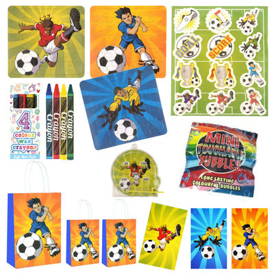 Decopatent 10 STUKS | LUXE VOETBAL Traktatie Tas INCLUSIEF Uitdeel Kado's. Bestaande uit: Tasje, Krijtjes, Notitieblok, Flipperspel, Puzzel, Stickervel en Bellenblaas | Jongens | Tractatiedozen voor Verjaardagen en Kinderfeestjes