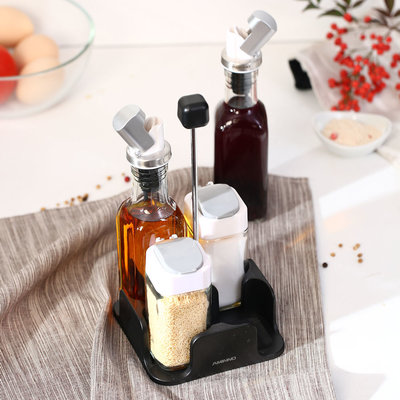 Decopatent Luxe Olie- en Azijn SET met RVS schenktuit in houder - Bestaande uit 1x Oliefles 1x Azijnfles van Glas & 2x Specerijen potjes - Glazen Olijfolie fles - Azijn fles - Handige compacte houder voor olie & azijn voor op tafel of in de keuken - Decopatent®