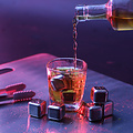 Decopatent Set van 8x RVS IJsblokjes + Tang - Whiskey Stones IJsblokken - RVS Whiskey Stenen - Whisky IJsblokjes - Cocktail Ice Cube Koelstenen - Roestvrijstalen ijsblokjes - Houd uw drankje altijd lekker koud met deze Set - Decopatent®