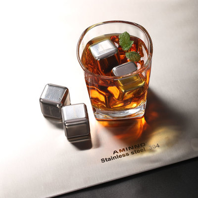 Decopatent Set van 8x RVS IJsblokjes + Tang - Whiskey Stones IJsblokken - RVS Whiskey Stenen - Whisky IJsblokjes - Cocktail Ice Cube Koelstenen - Roestvrijstalen ijsblokjes - Houd uw drankje altijd lekker koud met deze Set - Decopatent®