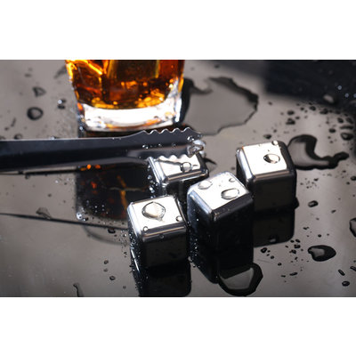 Decopatent Set van 8x RVS IJsblokjes + Tang - Whiskey Stones IJsblokken - RVS Whiskey Stenen - Whisky IJsblokjes - Cocktail Ice Cube Koelstenen - Roestvrijstalen ijsblokjes - Houd uw drankje altijd lekker koud met deze Set - Decopatent®