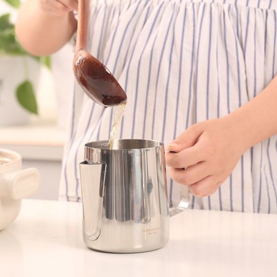 Decopatent RVS Maatbeker 900 ML - Roestvrij stalen maatbeker 0,9 Liter schenkrand - Rvs / Metalen maatbekers met Handvat en maat verdeling aan de binnenzijde - Stainless steel professionele maat beker - Decopatent®