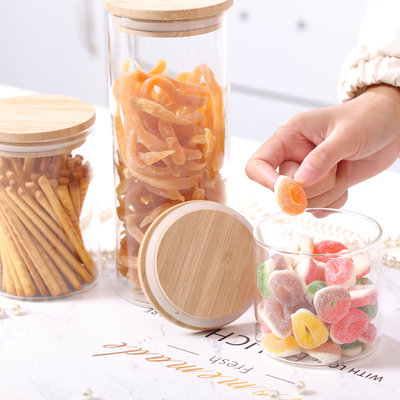 Decopatent 4-Delige Voorraadpotten SET van glas Met Deksel - Verschillende maten Luchtdichte glazen Voorraadpotten met Bamboe deksel - Voorraad potten Stapelbaar - Voorraadbussen Set van 4 Stuks - Voorraadblik of snoeppot of suikerpot - Glazen pot - Decopatent®