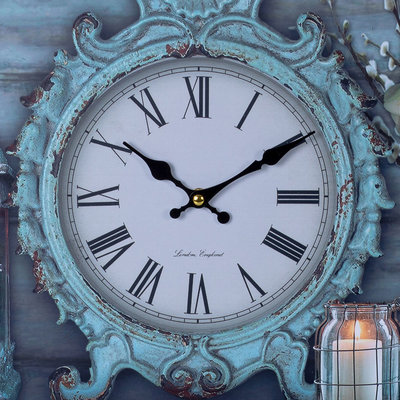 Decopatent XL Canvas Schilderij Wandklok CLOCK LANTARN CANDLE & FLOWERS met Klok - Wand Klok Landelijk / Brocante - Canvasklok - Canvas Wandklokken met Klok - Keukenklok - Muurklok Wand Klok - Afm. 60 x 40 Cm - Decopatent®