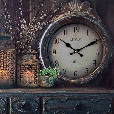 Decopatent XL Canvas Schilderij Wandklok CABINET CLOCK LANTARN CANDLE & FLOWERS met Klok - Wand Klok Landelijk / Brocante - Canvasklok - Canvas Wandklokken met Klok - Keukenklok - Muurklok Wand Klok - Afm. 60 x 40 Cm - Decopatent®