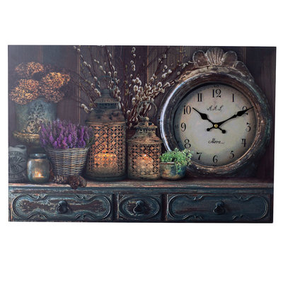 Decopatent XL Canvas Schilderij Wandklok CABINET CLOCK LANTARN CANDLE & FLOWERS met Klok - Wand Klok Landelijk / Brocante - Canvasklok - Canvas Wandklokken met Klok - Keukenklok - Muurklok Wand Klok - Afm. 60 x 40 Cm - Decopatent®