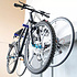 Decopatent Muur Ophangsysteem voor 2 Fietsen & Inklapbaar - Met legplank voor Helm - Ophang systeem fiets - Houder muur - Wandmontage - Fiets ophangen aan muur - Ophangbeugel fiets voor Wand montage - Decopatent®