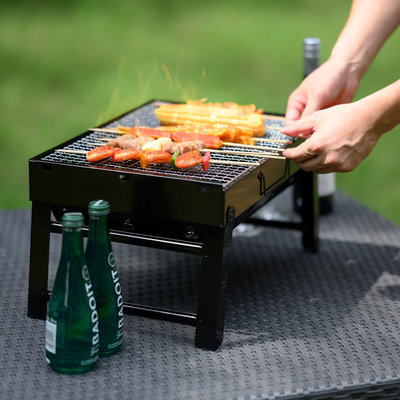 Decopatent Portable Houtskool BBQ / Barbecue inklapbaar - Houtskool Bbq - Houtskool barbecue - Houtskoolbarbecue met grill rooster - Inklapbare houtskool Reis barbecue voor Camping / Op tafel /Strand / Festival / In het park - Afm 43x29.5x32.5 Cm Zwart - Decopatent®